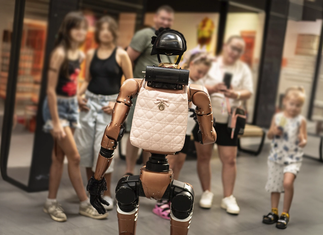 Humanoidalny robot Krystyna podczas wizyty w Crazy Bubble
