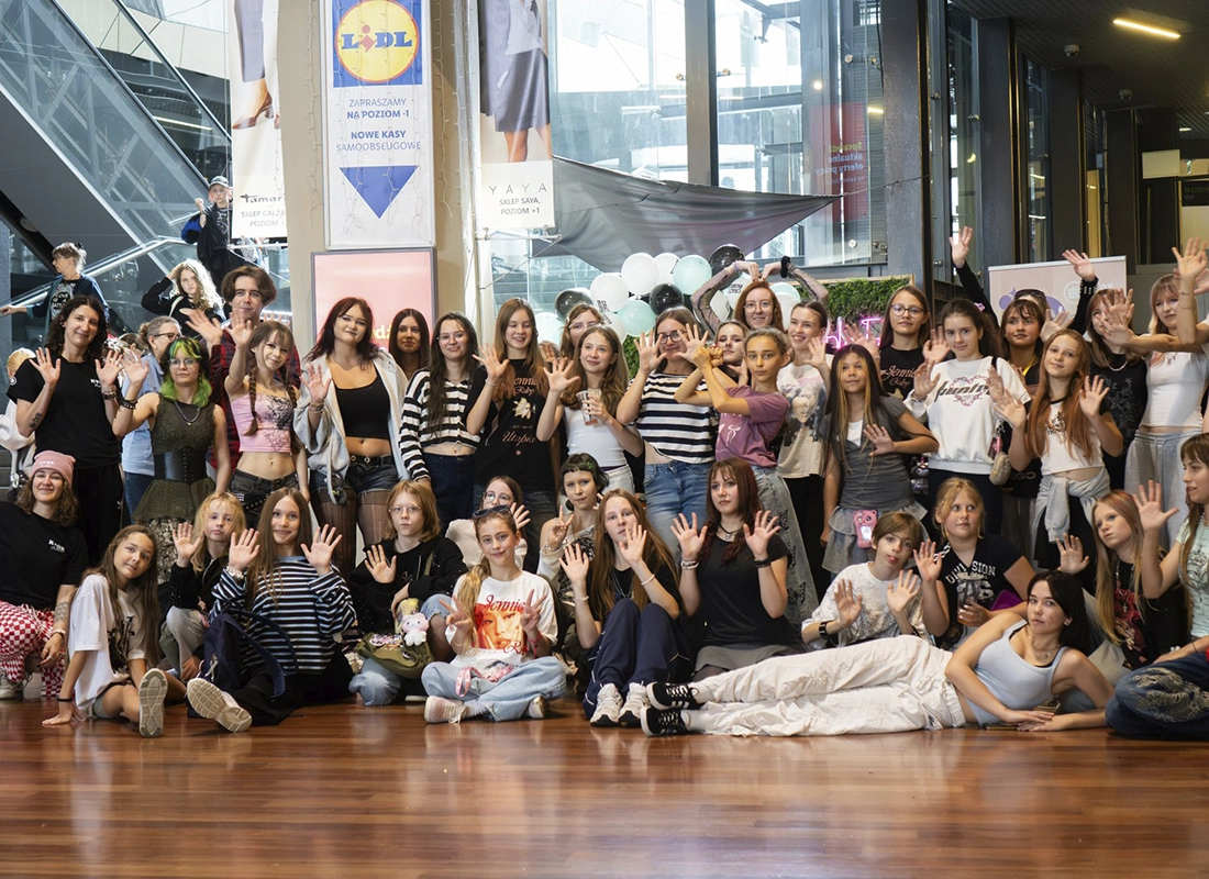 Uczestnicy wydarzenia K-POP Crazy Bubble podczas wspólnego zdjęcia